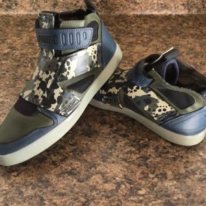 Men’s size 8 puma camo/navy high tops